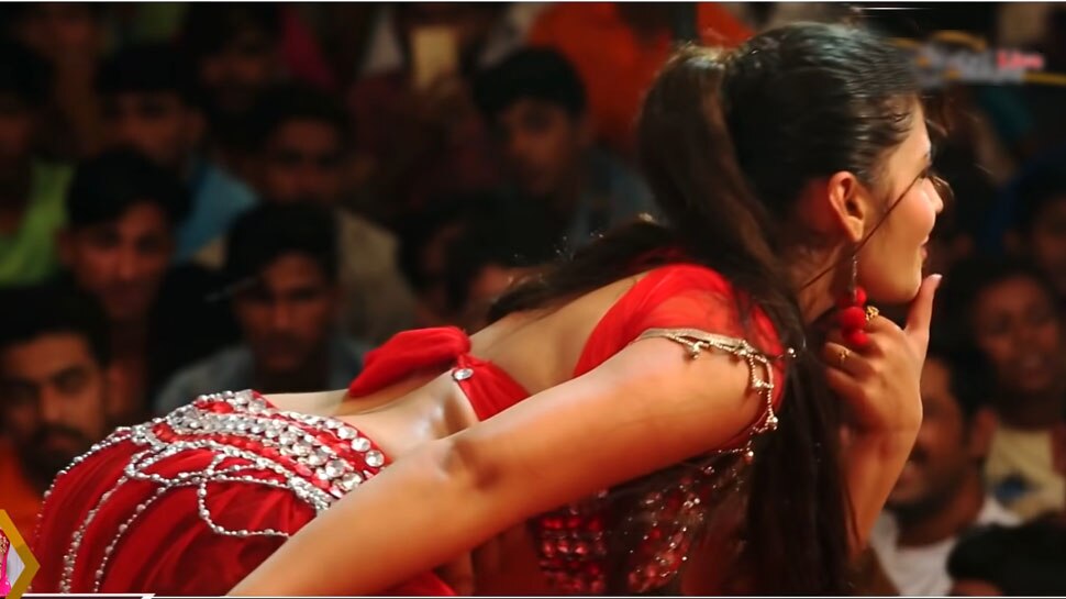 Haryanvi Dance Song: स्टेज पर बिजली बनकर थिरकीं गोरी नागौरी, भीड़ के आगे दी हाई वोल्टेज परफॉर्मेंस