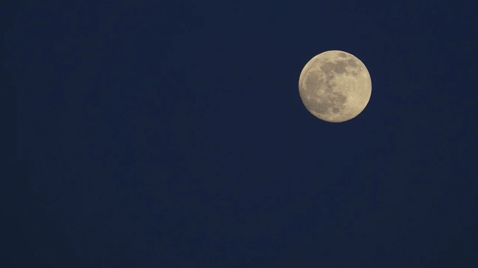 Ganesh Chaturthi 2021: गणेश चतुर्थी की रात को चंद्र दर्शन करना होता है अशुभ, गलती हो जाए तो करें ये उपाय