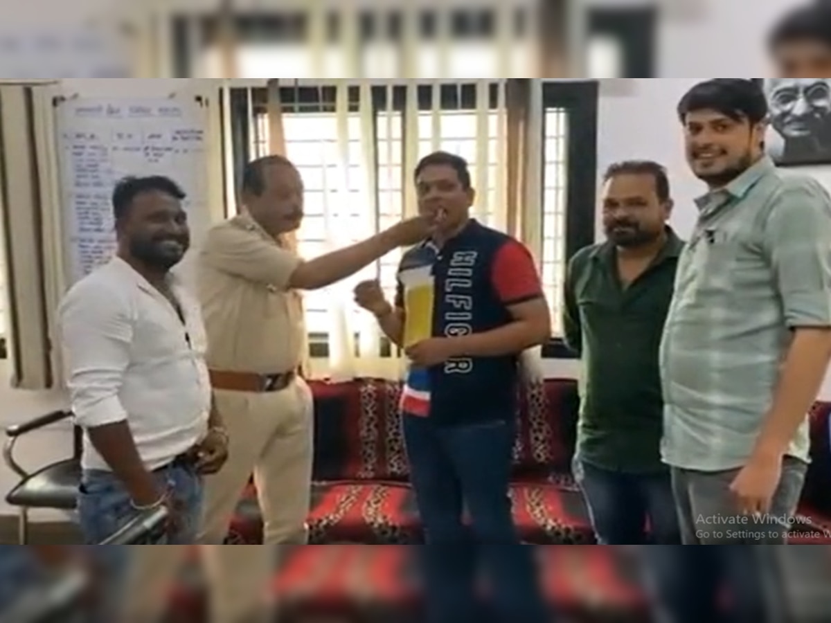 भोपाल के टीटी नगर पुलिस थाने में मना बदमाश का जन्मदिन, थाना प्रभारी ने केक खिला बधाई भी दी