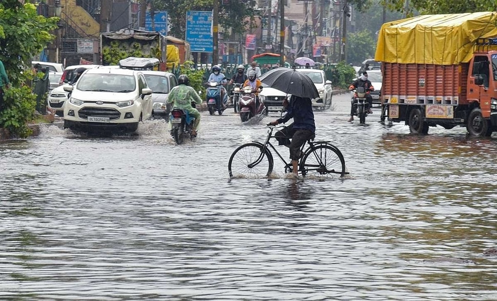 Delhi NCR समेत UP के कई हिस्सों में झमाझम बारिश से सुहाना हुआ वीकेंड, अलर्ट जारी