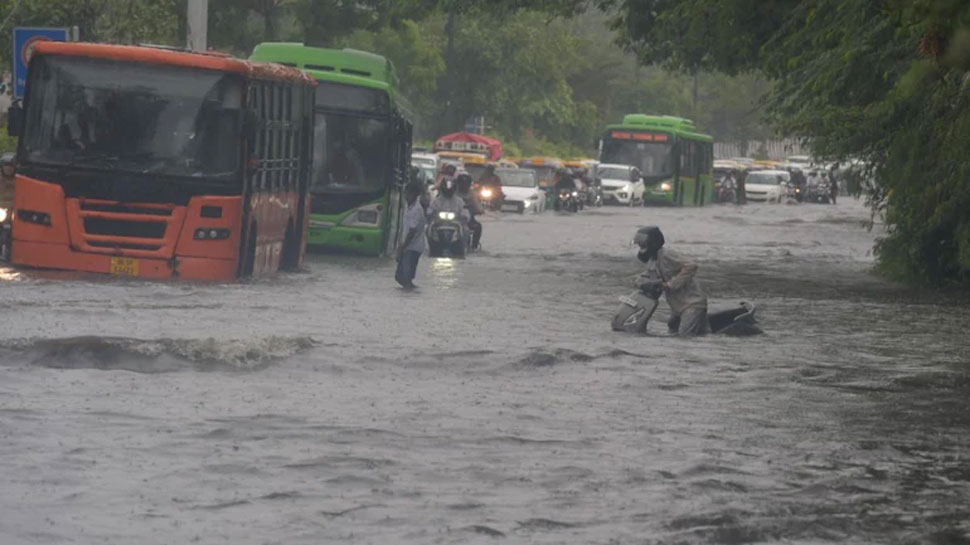 तेज बारिश से बढ़ीं Delhi की मुश्किलें, कई इलाकों में घुटनों तक भरा पानी; लगा ट्रैफिक जाम