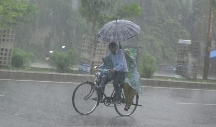 Heavy Rain in Delhi: दरिया बनी दिल्ली, NCR में भारी बारिश ने गिराया तापमान