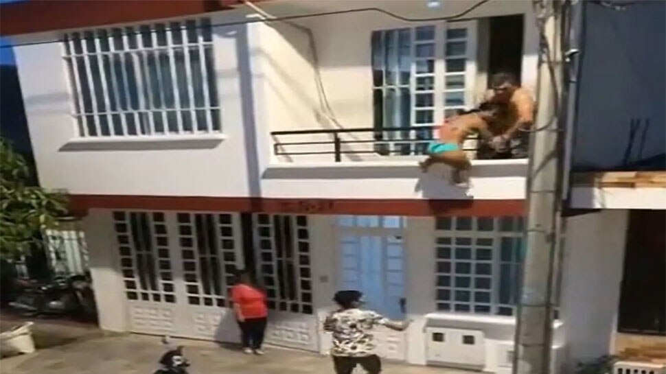 दूसरी लड़की के साथ मना रहा था रंगरलिया, Girlfriend आई फिर हुआ ये धमाल; देखें VIDEO