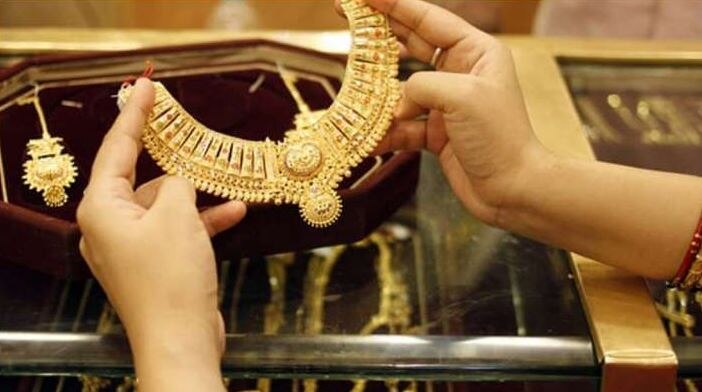 Gold Price: सोने के मूल्य में गिरावट जारी, रिकॉर्ड कीमत से 9100 रुपये सस्ता हुआ गोल्ड