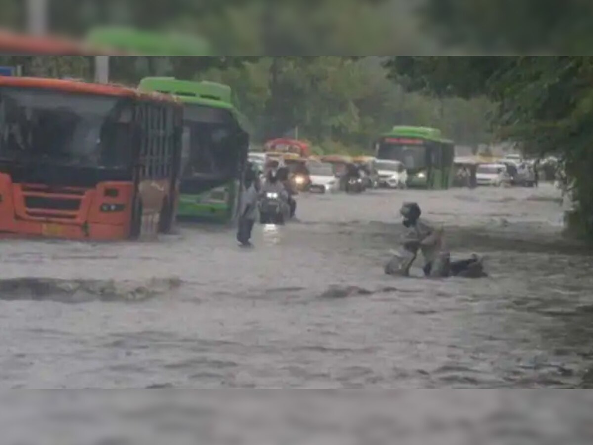 Delhi में Rain ने तोड़ा 121 साल का रिकॉर्ड, सड़कें बन गई तालाब; रविवार को भी भारी बरसात का अनुमान