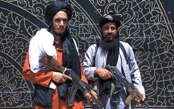 अफगान सैनिक का कटा हुआ सिर लेकर तालिबान ने मनाया जश्न, अखुंदजादा के पढ़े कसीदे