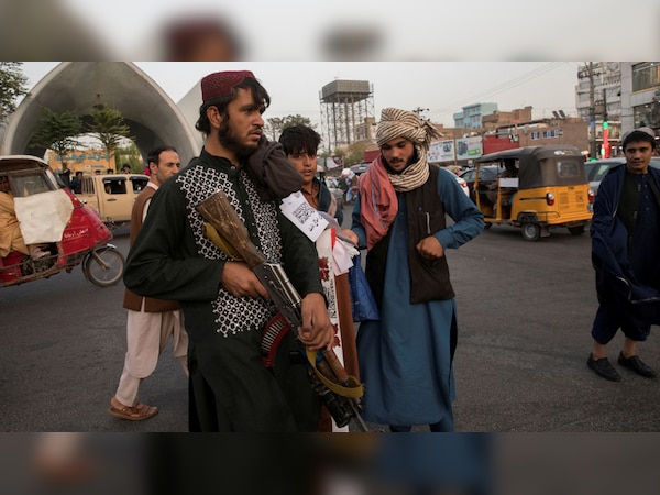 काबुल की सड़कों पर गश्त करता हुआ तालिबानी आतंकी (साभार रायटर)