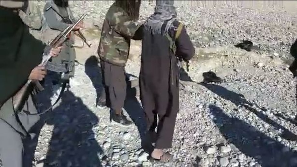 Taliban ने पहले Afghan Soldier को मौत के घाट उतारा, फिर कटा सिर लेकर मनाया जश्न
