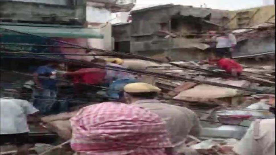 दिल्ली के सब्जी मंडी इलाके में  गिरी चार मंजिला इमारत, मलबे में कई लोगों के दबे होने की आशंका