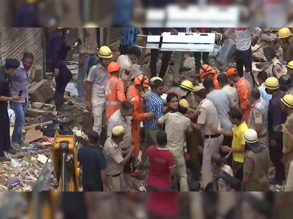 दिल्ली में बिल्डिंग गिरने से हादसा.