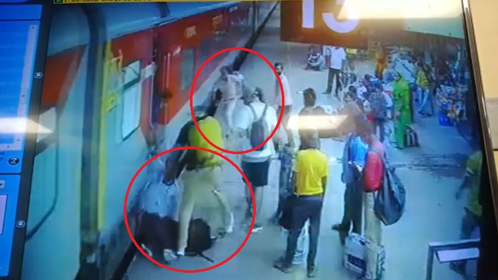 चलती ट्रेन से उतरते वक्त गिरा यात्री, RPF जवान ने ऐसे बचाई जान; CCTV में कैद हुई घटना