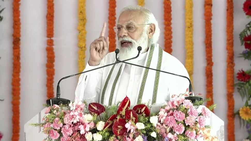 PM Modi Aligarh Visit: अलीगढ़ में बोले पीएम मोदी- पहले यूपी में चलता था माफियाओं का राज, योगी सरकार में सब पहुंचे जेल