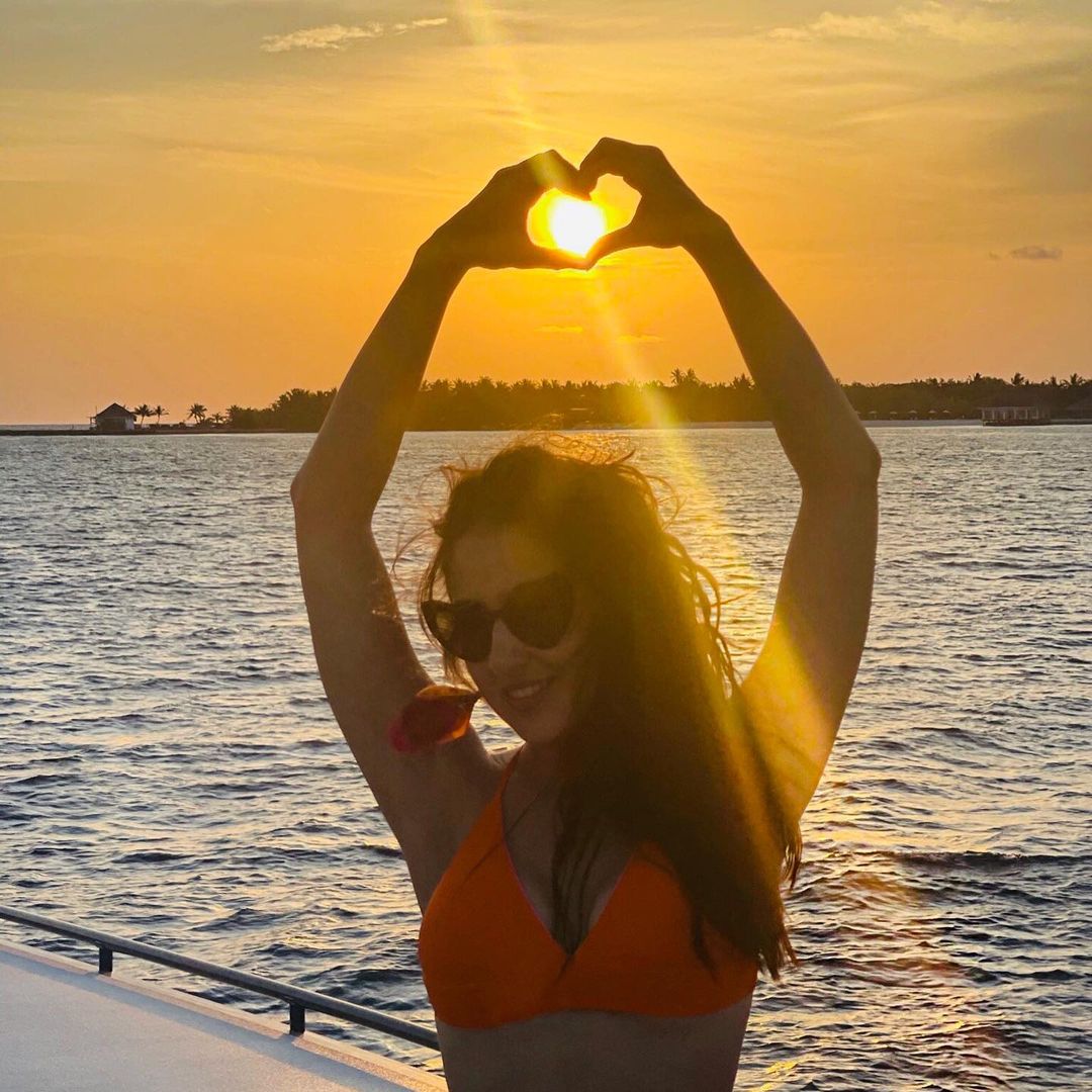 दिए ऐसे-ऐसे पोज Sara Ali Khan beach look