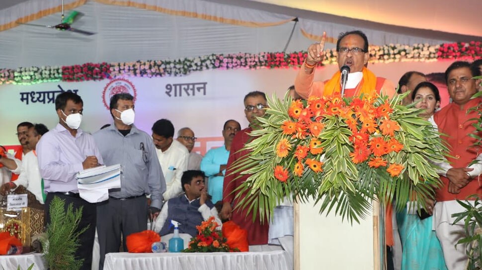 जनदर्शन में जहां-जहां गए शिवराज, मिलती गईं शिकायतें, अधिकारियों को करते गए सस्पेंड