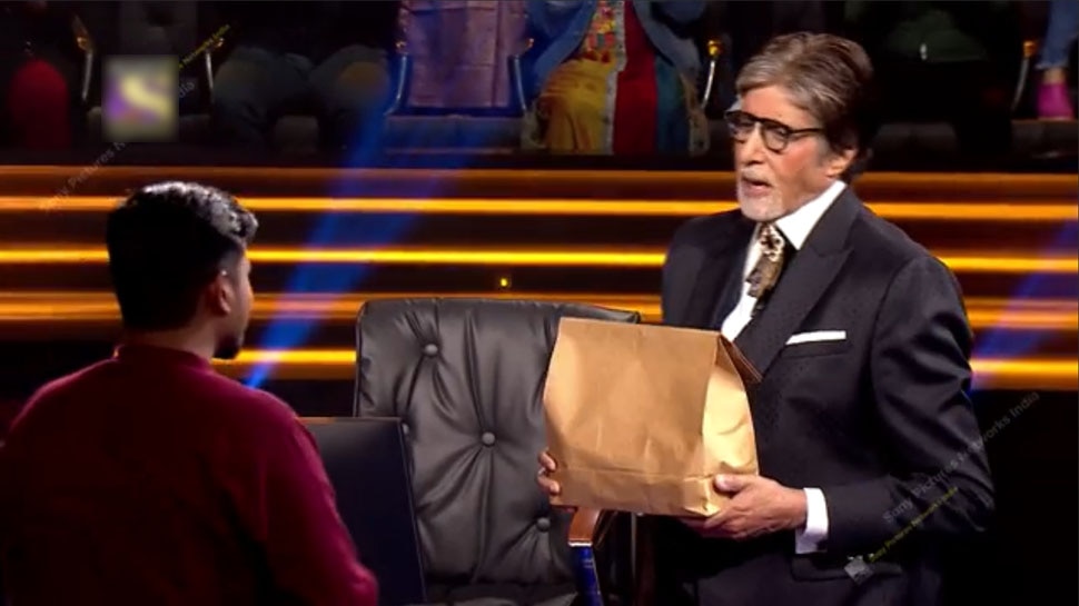 KBC के सेट पर अमिताभ बच्चन बने फूड डिलीवरी बॉय, पैकेट में लेकर आए खाना