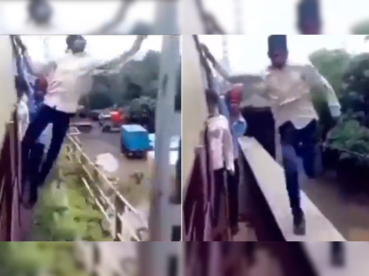 तेज रफ्तार ट्रेन के बाहर निकलकर लड़के ने किया ऐसा खतरनाक Stunt, देखकर लोग बोले- यह क्या पागलपन है - देखें Video
