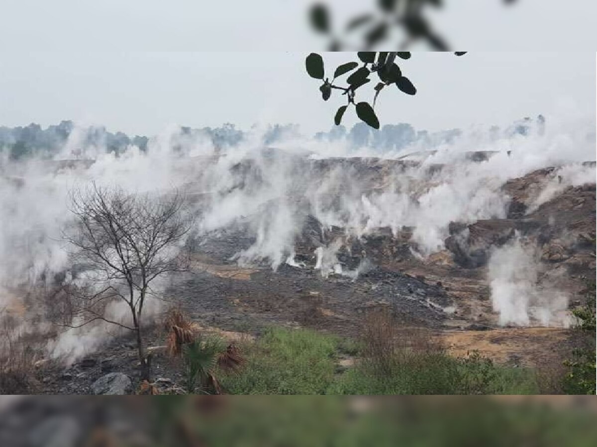 Jharkhand: धरती से निकल रही है आग, डर के साए में रहने को मजबूर हैं लोग 