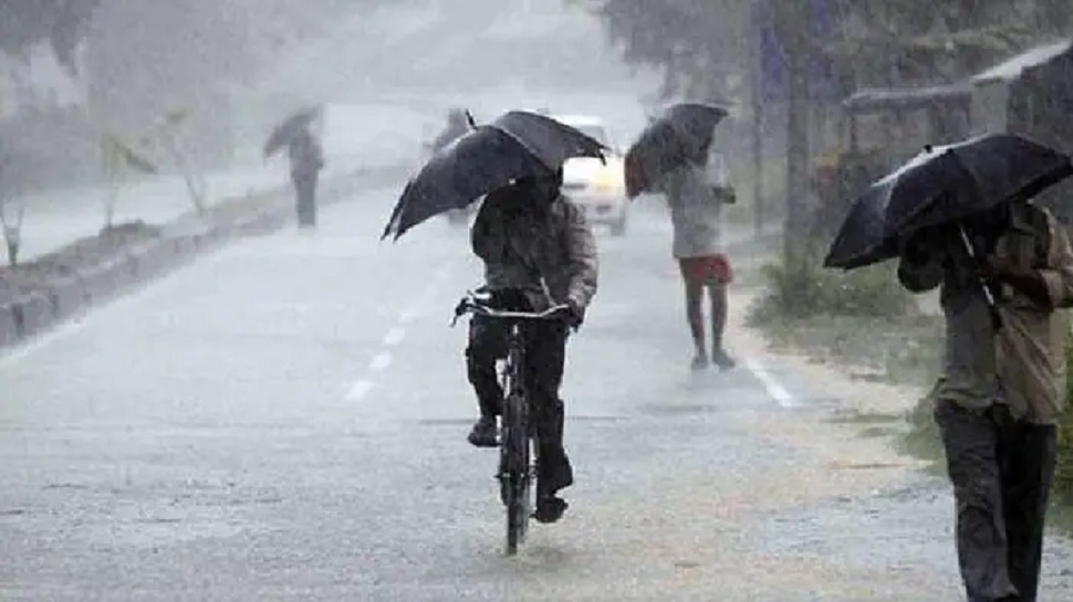 खूंटी में झमाझम बारिश से तालाब में तब्दील हुई सड़कें! (प्रतीकात्मक तस्वीर) खूंटी में झमाझम बारिश से तालाब में तब्दील हुई सड़कें! (प्रतीकात्मक तस्वीर)