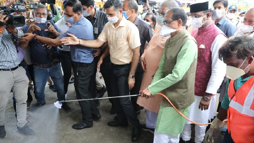 'डेंगू से जंग-जनता के संग': CM शिवराज ने जोबट से शुरू किया अभियान, कलेक्टर-विधायक उतरे सड़कों पर