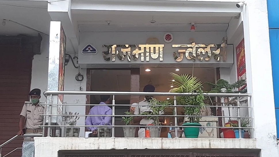 पटना में अपराधियों का बोलबाला! आभूषण मालिक से 5 लाख के गहने समेत 30 हजार नगद की लूट पटना में अपराधियों का बोलबाला! आभूषण मालिक से 5 लाख के गहने समेत 30 हजार नगद की लूट