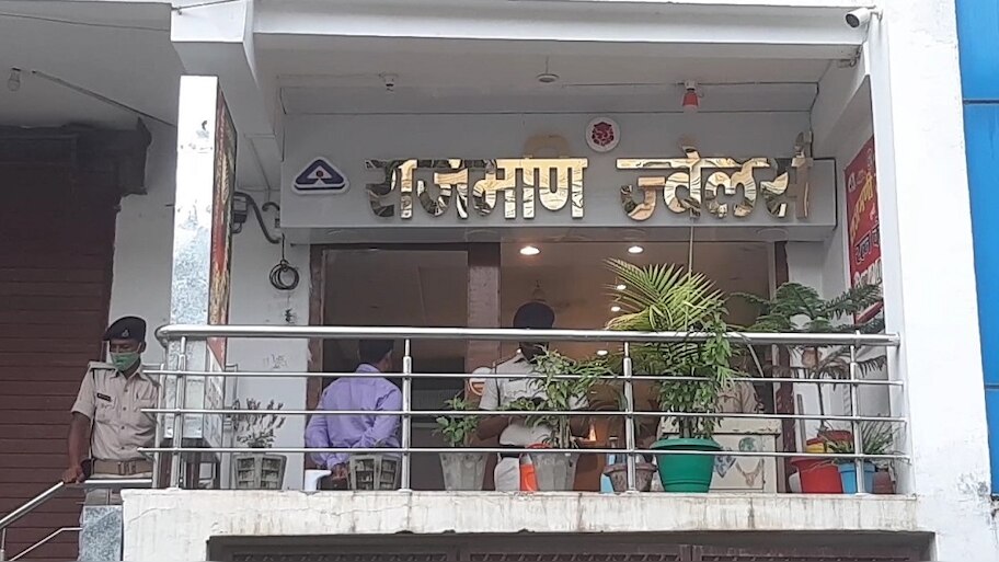 पटना में अपराधियों का बोलबाला! आभूषण मालिक से 5 लाख के गहने समेत 30 हजार नगद की लूट 