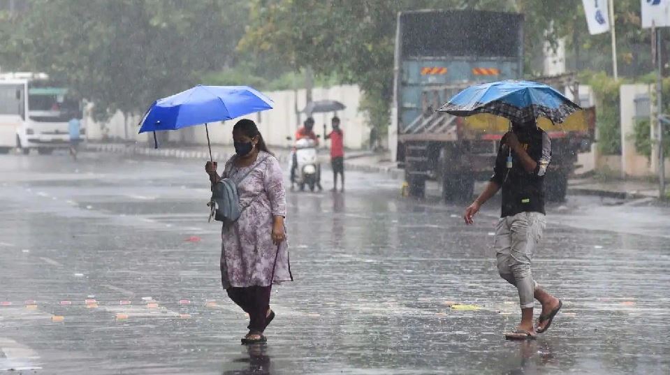 दिल्ली के कुछ हिस्सों में हुई झमाझम बारिश, IMD ने की ये पेशनगोई