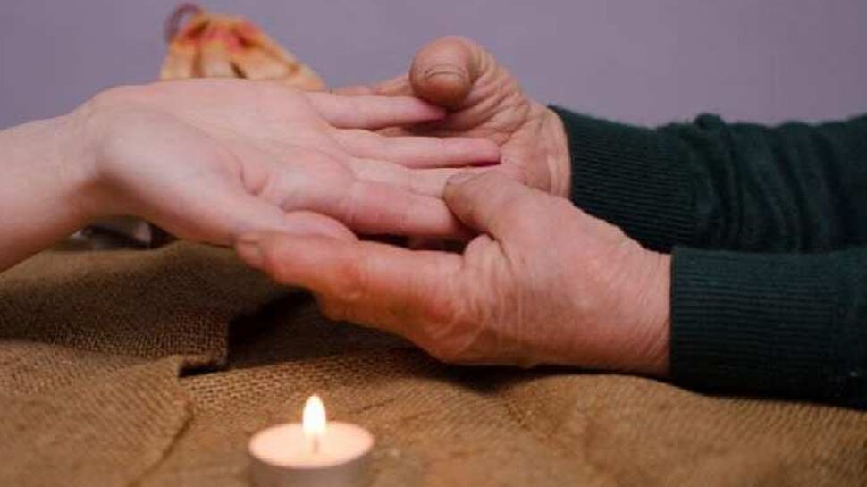 Palmistry: अगर हाथ में हो ऐसी रेखा तो झेलनी पड़ती है आर्थिक तंगी, कहीं आप भी तो नहीं शामिल?