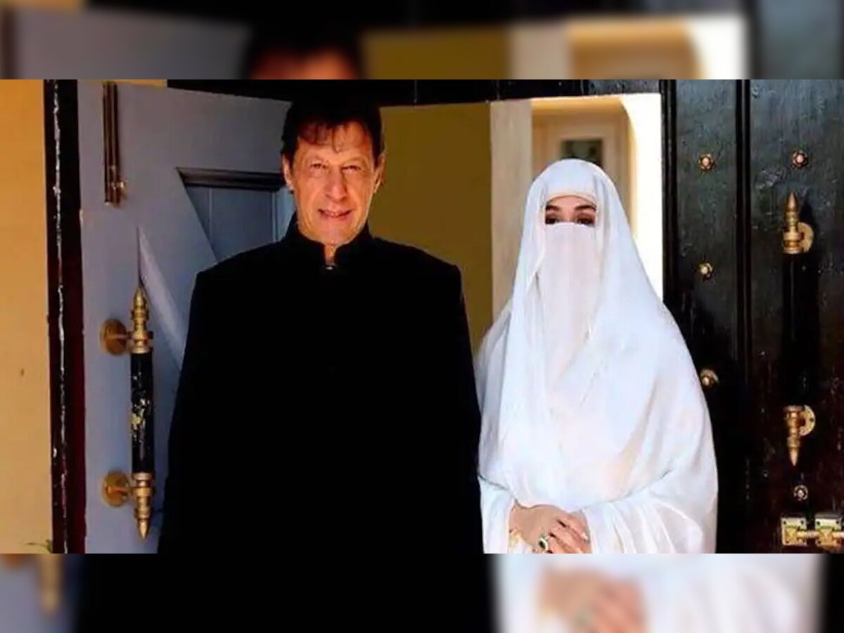 पति इमरान खान के साथ बुशरा बीबी (फाइल फोटो)