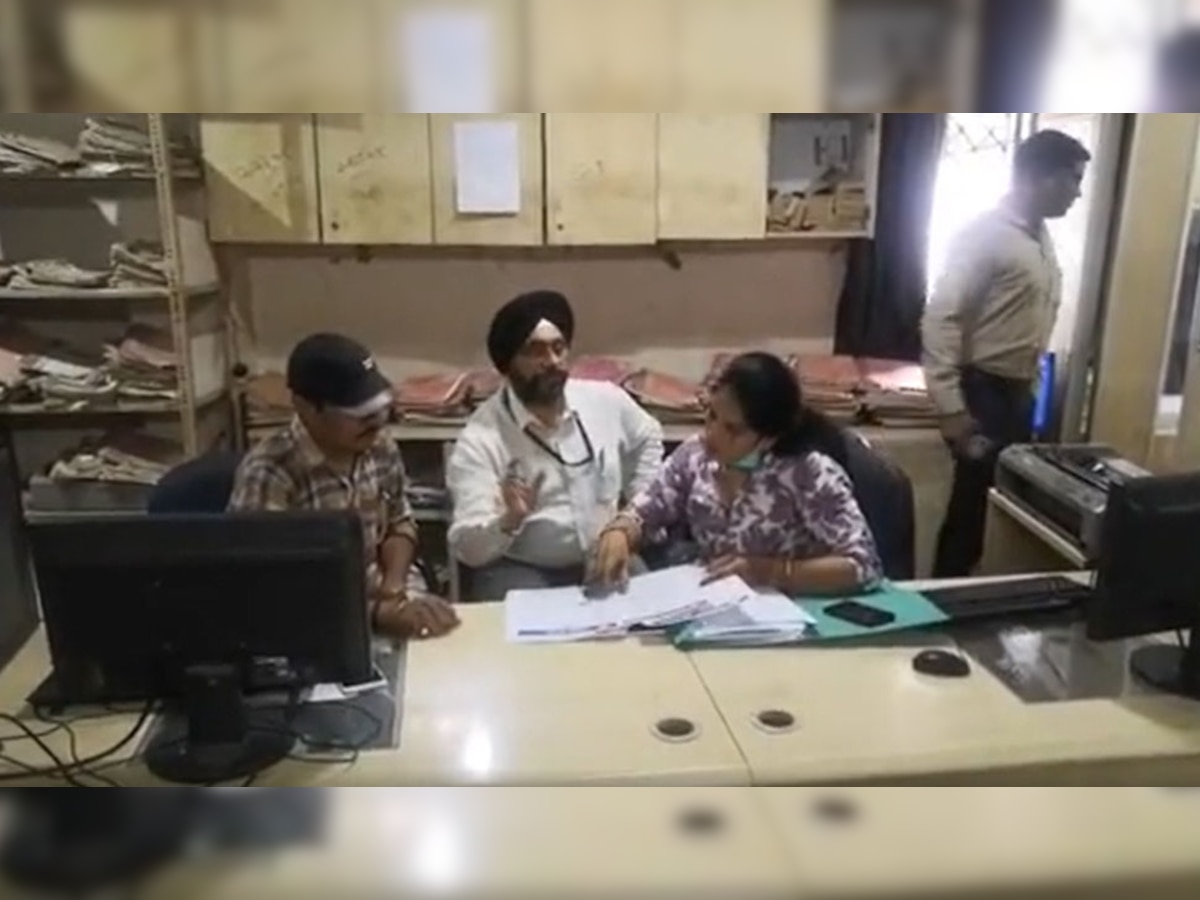 ईओडब्ल्यू के डीएसपी मंजीत सिंह कार्रवाई करते हुए (पगड़ी पहने हुए) 
