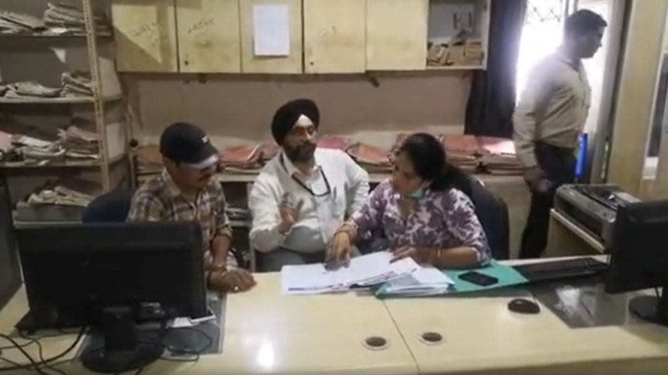 ईओडब्ल्यू के डीएसपी मंजीत सिंह कार्रवाई करते हुए (पगड़ी पहने हुए) ईओडब्ल्यू के डीएसपी मंजीत सिंह कार्रवाई करते हुए (पगड़ी पहने हुए)