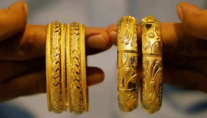 Gold, Silver Price Latest: सोने-चांदी के दाम में भारी गिरावट, रिकॉर्ड कीमत से 9800 रुपये सस्ता हुआ गोल्ड