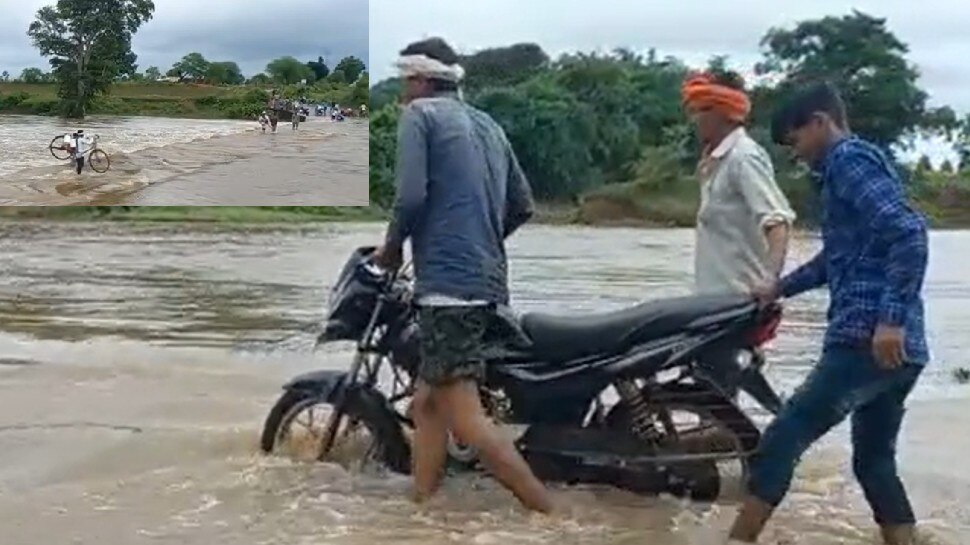 नदियों के उफान ने बढ़ाई मुसीबत: जान जोखिम में डाल रहे लोग, साइकिल-बाइक से पार कर रहे पुल