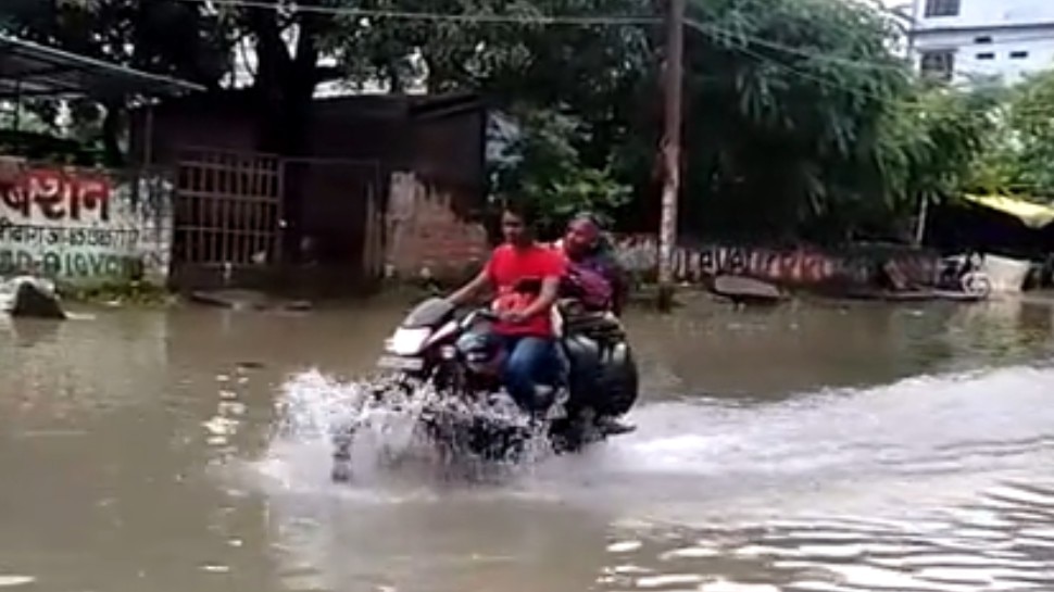 आजमगढ़: आफत की बारिश के चलते सड़कें बनी नदी, बिजली स्टेशन पानी में डूबे