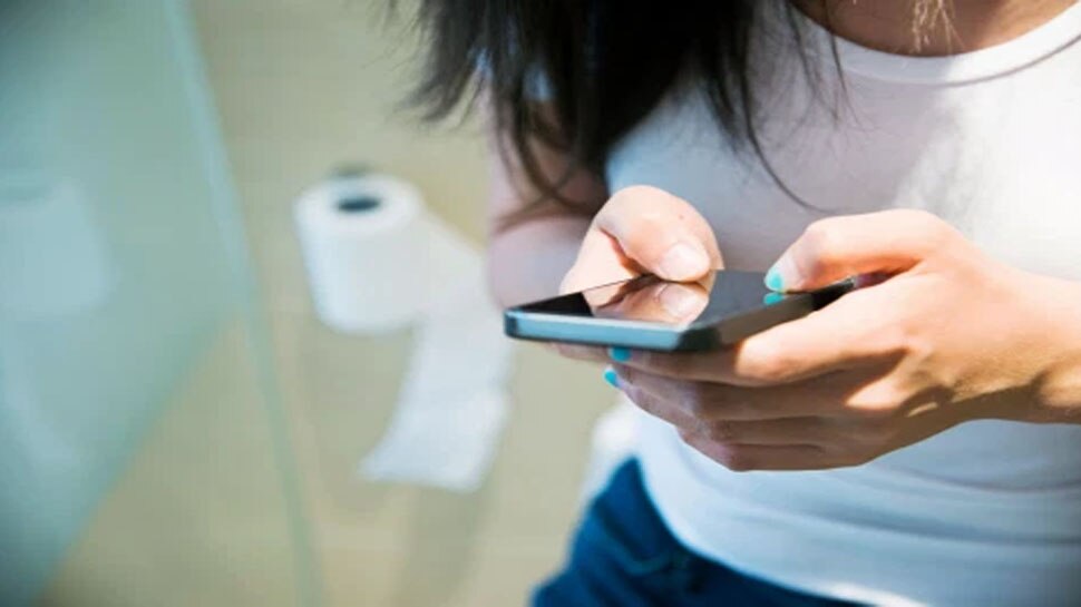 Using Phone in Toilet: क्या आप भी टॉयलेट में लेकर जाते हैं फोन? जानें सेहत के लिए कितना खतरनाक