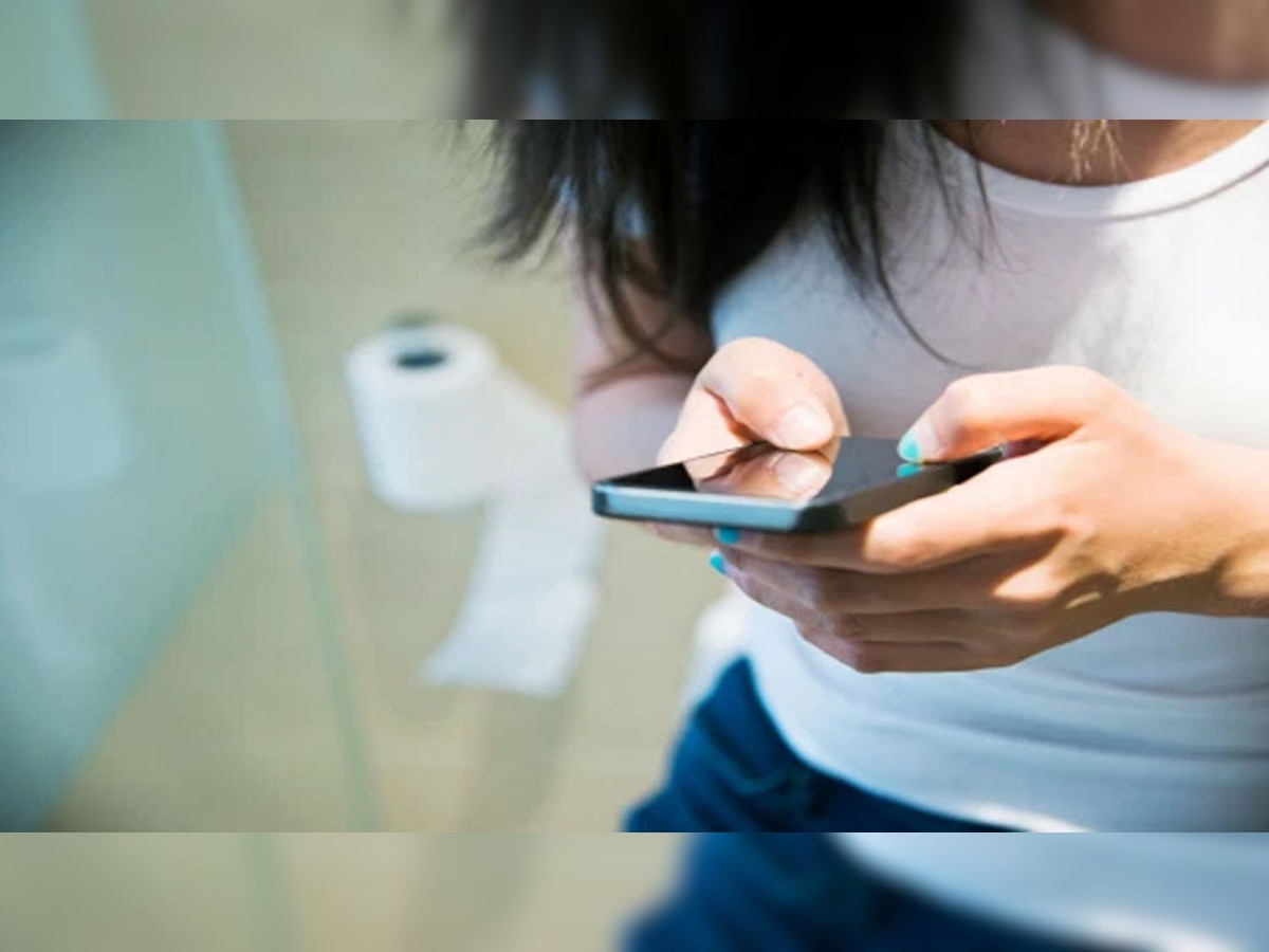 Using Phone in Toilet: क्या आप भी टॉयलेट में लेकर जाते हैं फोन? जानें सेहत के लिए कितना खतरनाक