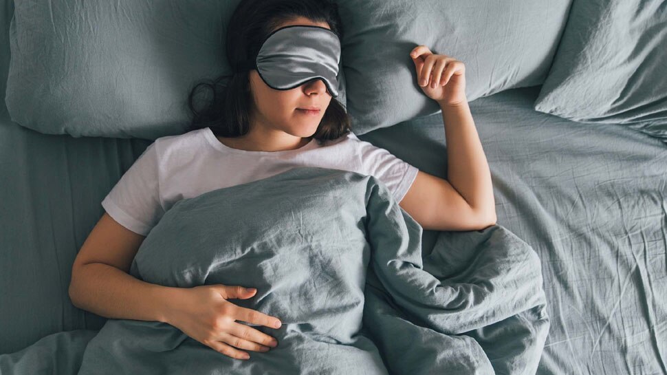 Sleeping Direction: इस दिशा में मुख करके सोना होता है शुभ, भगवान कुबेर की होती है कृपा