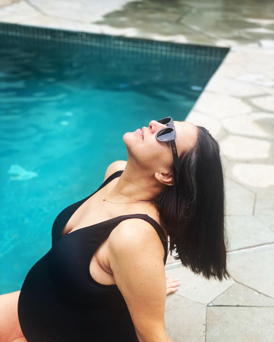 पूल पार्टी करते दिखीं नेहा Neha Dhupia Flaunts Baby Bump