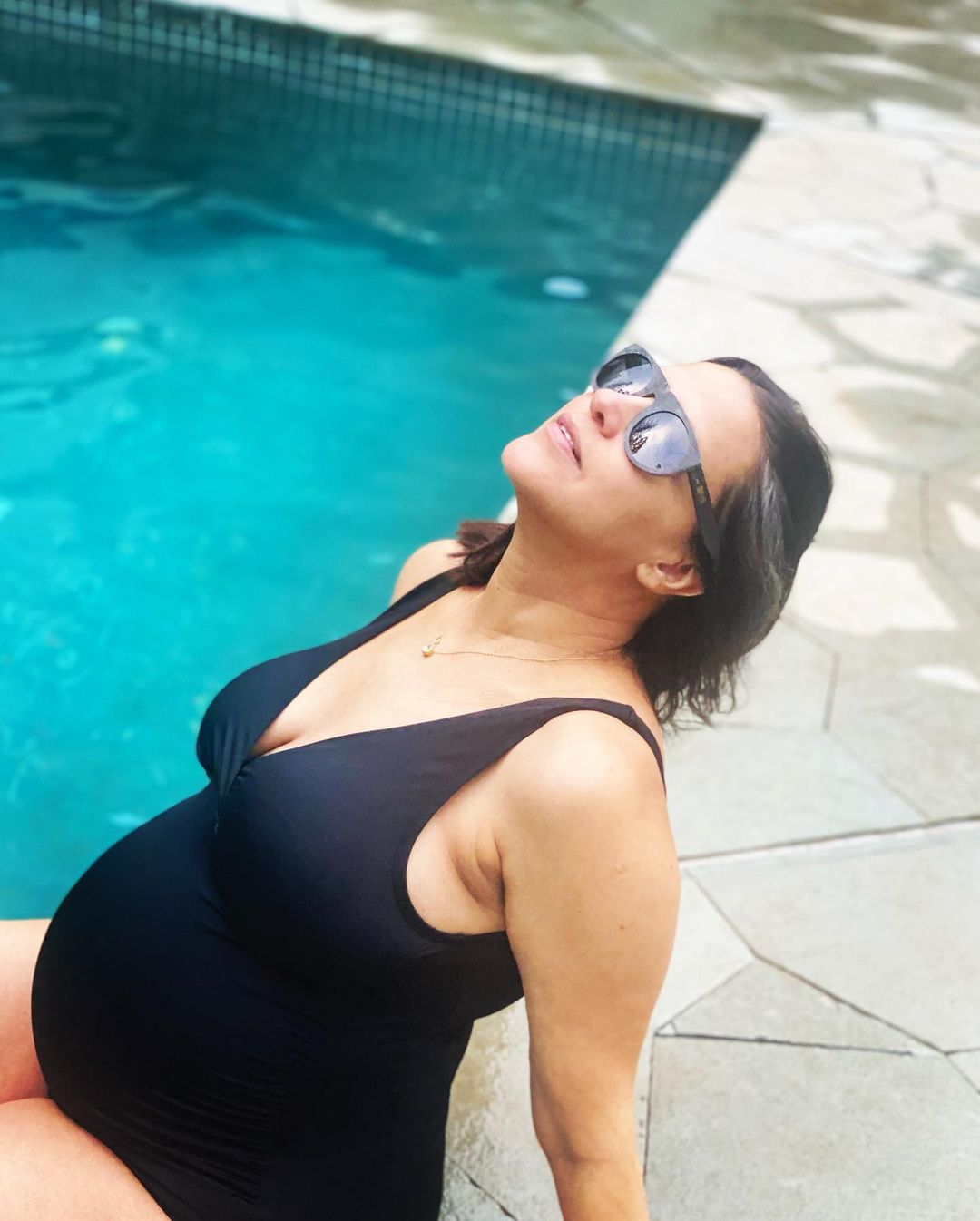 फ्लॉन्ट किया बेबी बंप Neha Dhupia Flaunts Baby Bump