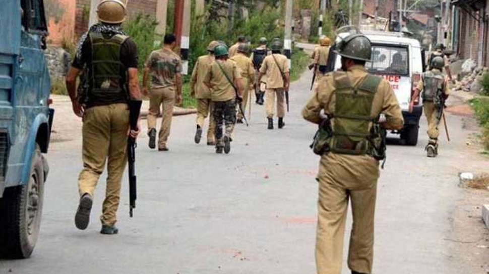 Jammu & Kashmir: कुलगाम में आतंकियों ने की गोलीबारी, पुलिस का 1 जवान शहीद