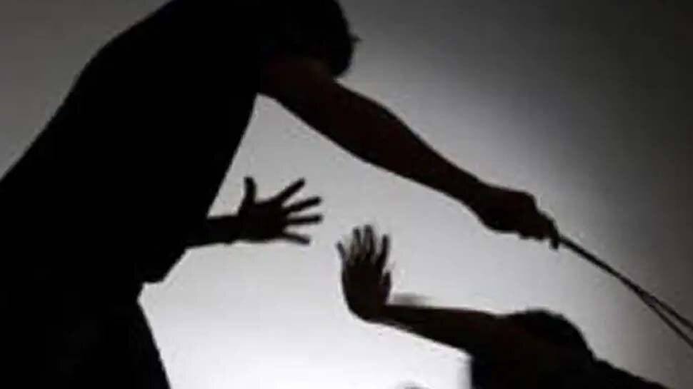 शिक्षक या गुंडा! 8 छात्राओं की स्कूल में की पिटाई, 2 छात्राएं अस्पताल में भर्ती, इस वजह से मारा