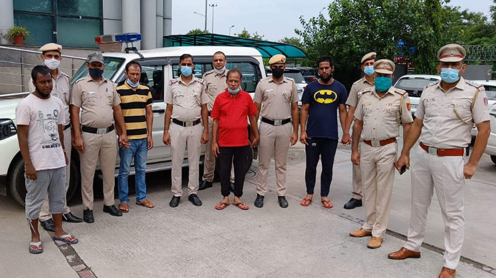 नकली पासपोर्ट पर असली वीजा लगाने वाले गैंग का भंडाफोड़, पुलिस ने 5 बांग्लादेशियों को धर दबोचा नकली पासपोर्ट पर असली वीजा लगाने वाले गैंग का भंडाफोड़, पुलिस ने 5 बांग्लादेशियों को धर दबोचा
