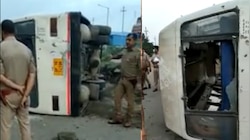 ग्रेटर नोएडा: 30 महिलाओं से भरी बस डिवाइडर से टकराई, एक की मौत, कई घायल