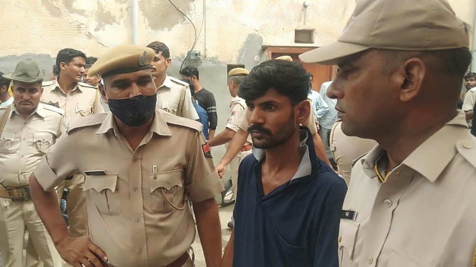 CI ने तीन दिन मजदूर बनकर आरोपी को ढूंढा, गिरफ्तार कर बाजार में घुमाया