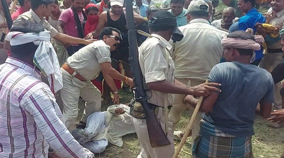 हेडमास्टर पर लगा छात्रा से छेड़खानी करने का आरोप, लोगों ने की जमकर पिटाई