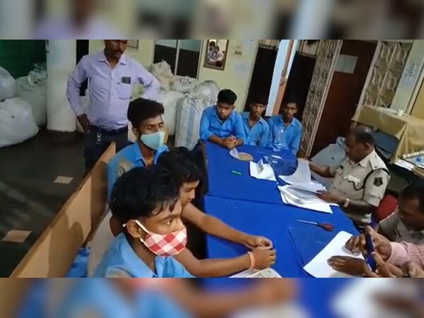 स्टंप, लाठी, लोहे की चेन लेकर आमने-सामने आ गए छात्रों के दो गुट, इस बात पर से हुई ''दे दना दन''