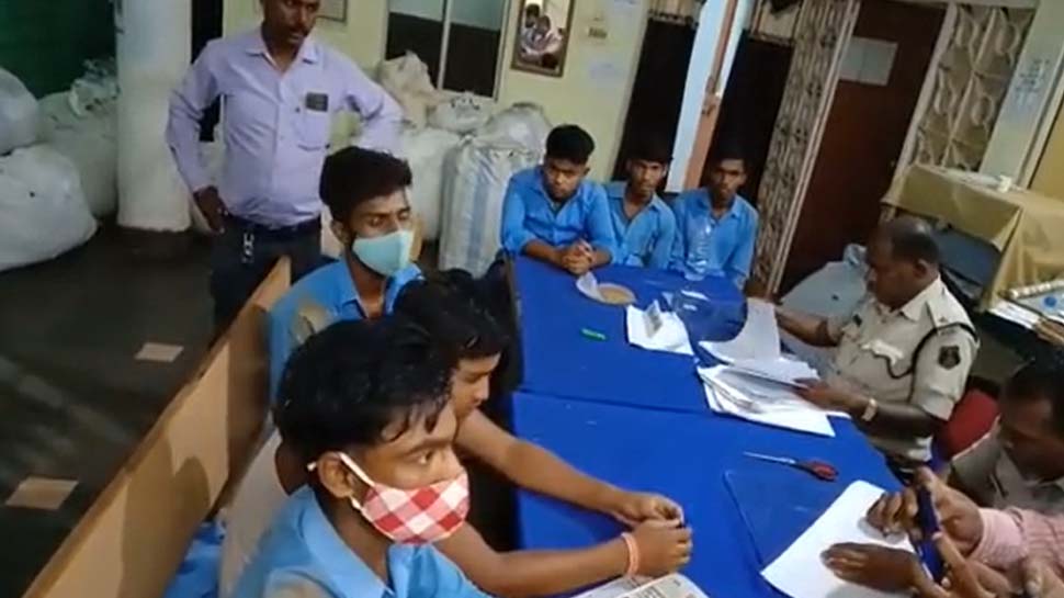 स्टंप, लाठी, लोहे की चेन लेकर आमने-सामने आ गए छात्रों के दो गुट, इस बात पर से हुई ''दे दना दन'' स्टंप, लाठी, लोहे की चेन लेकर आमने-सामने आ गए छात्रों के दो गुट, इस बात पर से हुई ''दे दना दन''