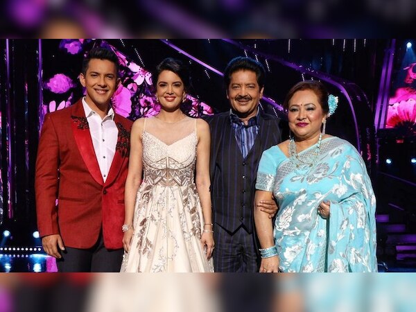 परिवार के साथ उदित नारायण, सौ. इंस्टाग्राम.