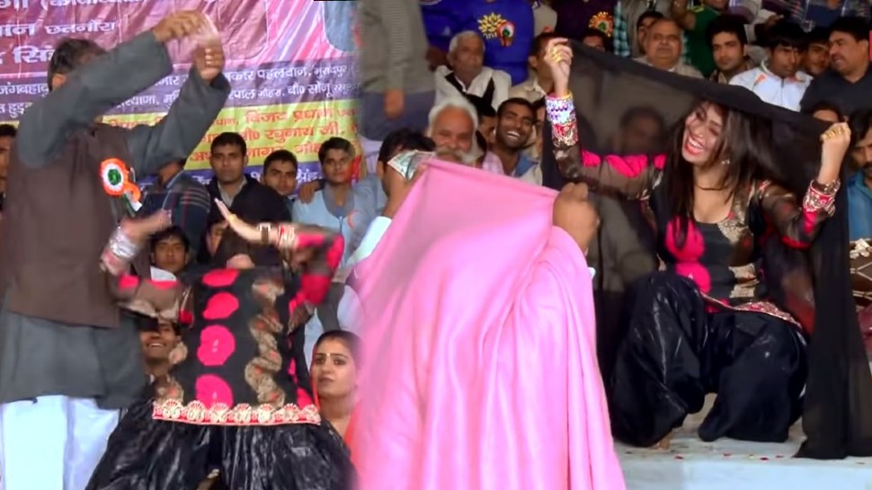 हरियाणवी डांसर RC Upadhyay ने अपने लटके-झटकों से लोगों के दिलों पर चलाई छुरियां, देखें Video