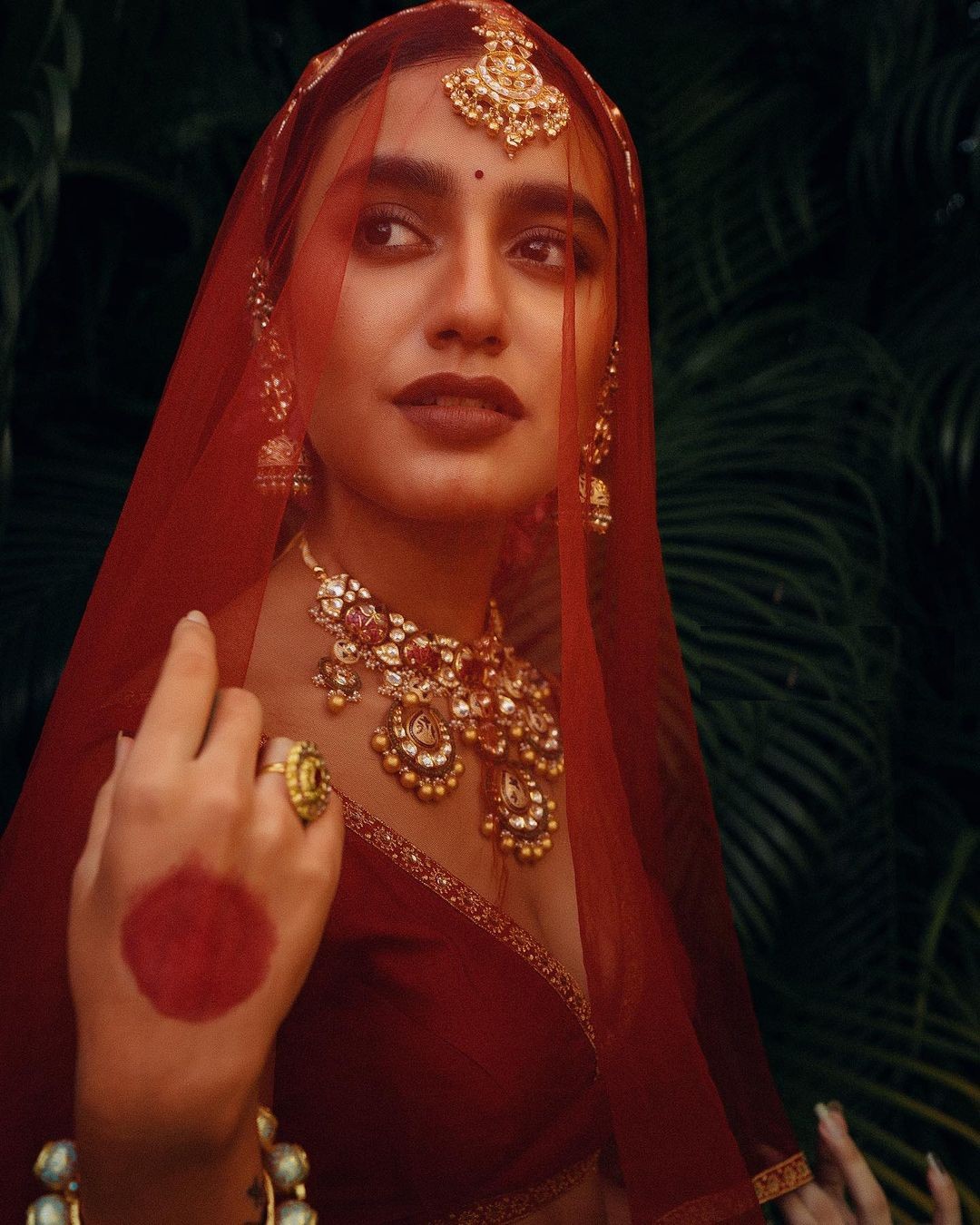 प्रिया ने ढाया कहर Priya Prakash Varrier in red lehenga
