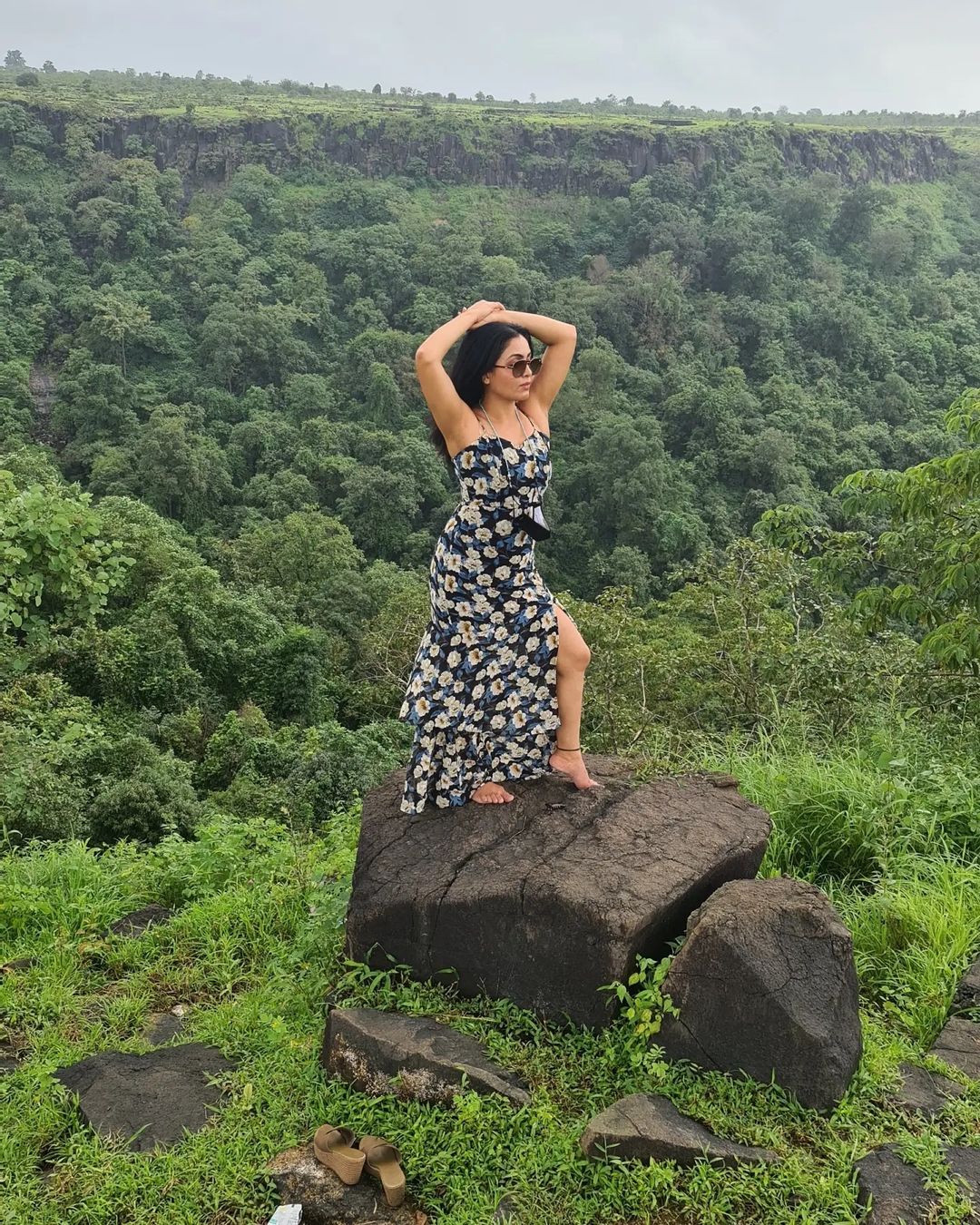 हाई स्लिट ड्रेस में ढाया कहर Shubhangi Atre High Slit Dress